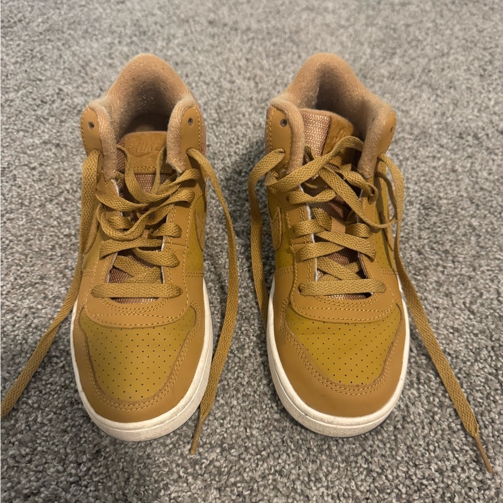 Nike court Burrough mid 4Y like new